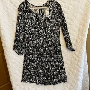 Forever 21 black and white short length NEW WITH TAGS back zipper 17inch